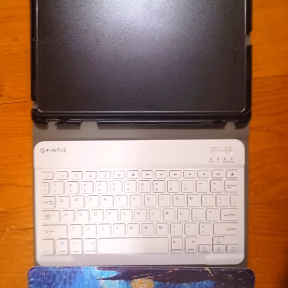 NWT IPad Wireless Keyboard 10.2 in - Picture 2 of 3
